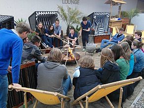 Das Lagerfeuer in der Beach-Lounge ist ein beliebter Platz zum Runterkommen.