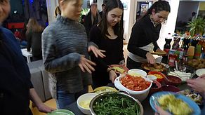 Ein gemeinsames Essen steht immer auf dem Programm, hier: Kumpia - Streetfood aus Istanbul.